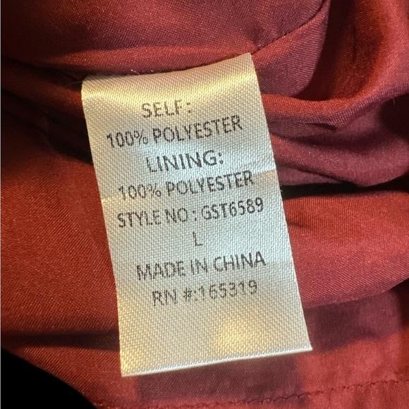 Elegant Red Pleated Women's Shorts - Picture 3 of 6